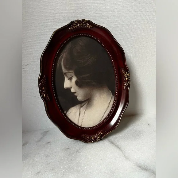 Vintage Oval Ornate brown/reddish Gilded wall Picture Frame.. - Picture 2 of 8
